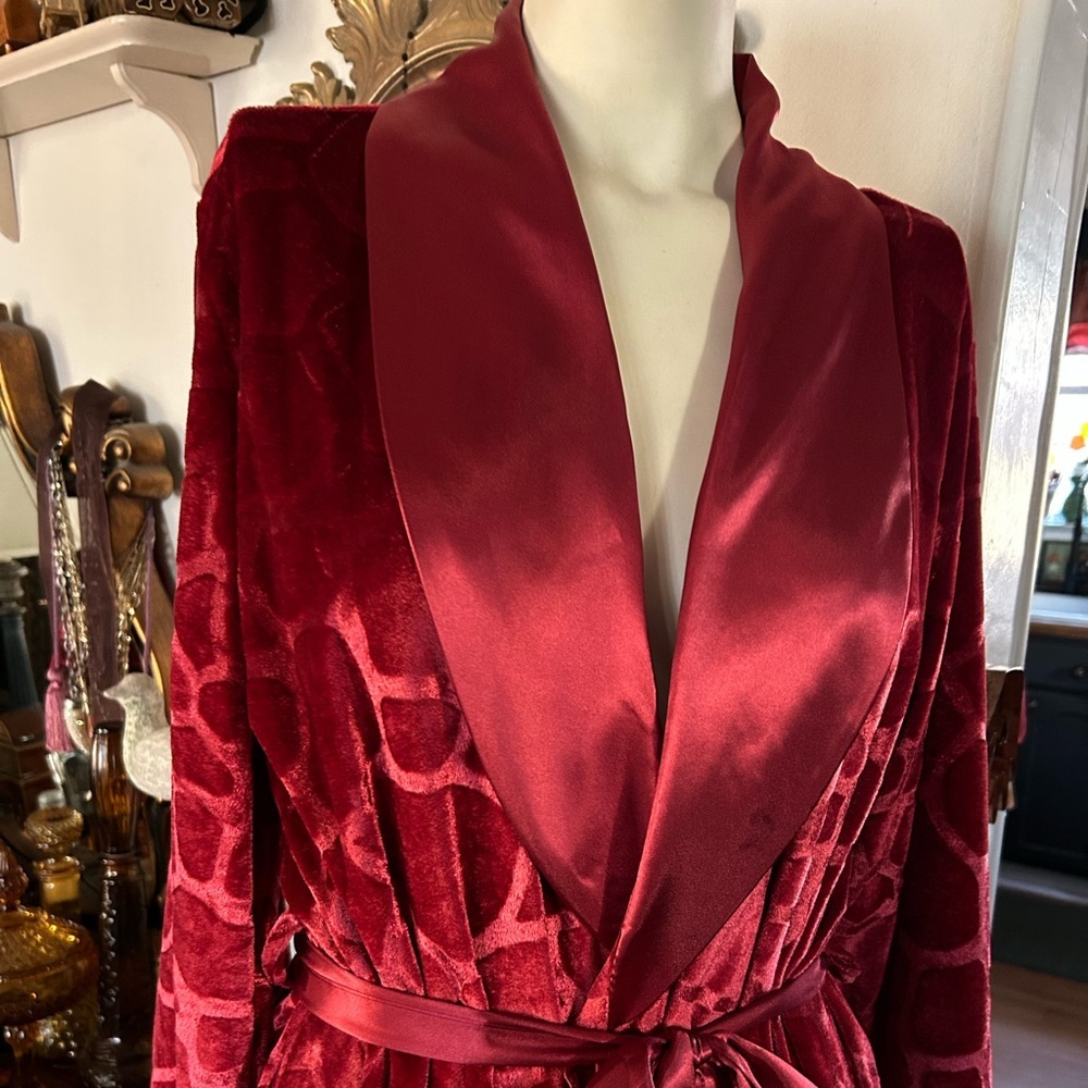 Red Satiny Robe - Picture 4 of 16